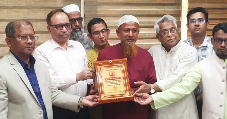 এনামুল হককে পুরস্কার তুলে দেয়া হচ্ছে